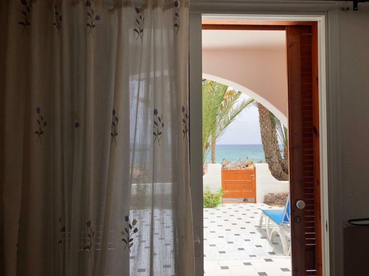 Beachfront Apartment Арона Екстериор снимка